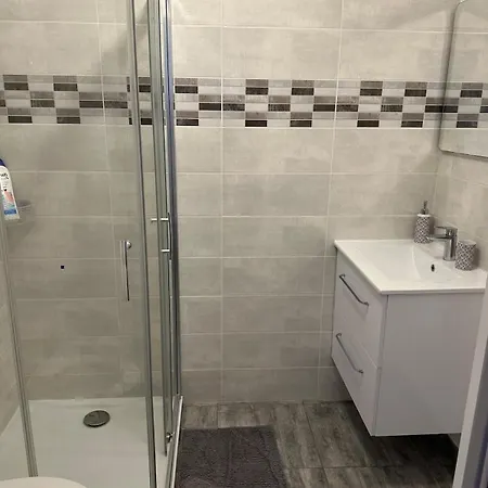 Bouton D'Or Studio Climatise Avec Terrasse דירה